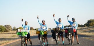 En bicicleta con destino Qatar: la historia de cuatro amigos