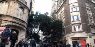 Militantes permanecen frente a la casa de la vicepresidenta Cristina Fernández