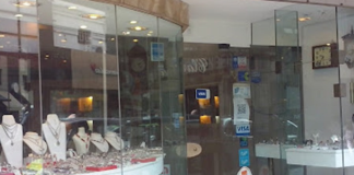 Luego de maniatar a los dueños robaron en una joyería a metros de la peatonal
