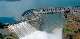 La represa Itaipú abrió sus compuertas
