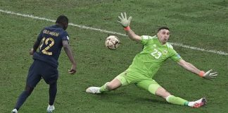 Randal Kolo Muani volvió a recordar el remate que le atajó «Dibu» Martínez en la final del Mundial