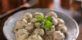Receta de albóndigas con salsa de champiñones