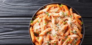 Deliciosa receta italiana de penne al baffo