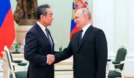 Rusia-China: Putin recibe al ministro de Exteriores chino para ahondar su asociación estratégica