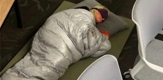 Elon Musk despidió de Twitter a una empleada por dormir la siesta