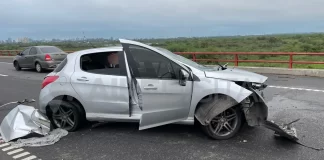 Autopista Rosario-Santa Fe : un auto destrozado sobre el puente del río Salado