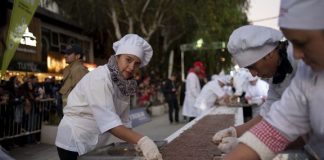 Bariloche: hicieron la barra de chocolate más larga del mundo