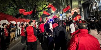 El plantel de Colón llegó a Córdoba y fue recibido por decenas de hinchas