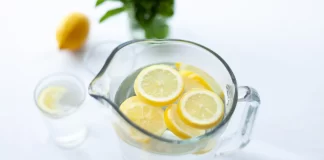¿Qué pasa si se toma agua de limón en ayunas?