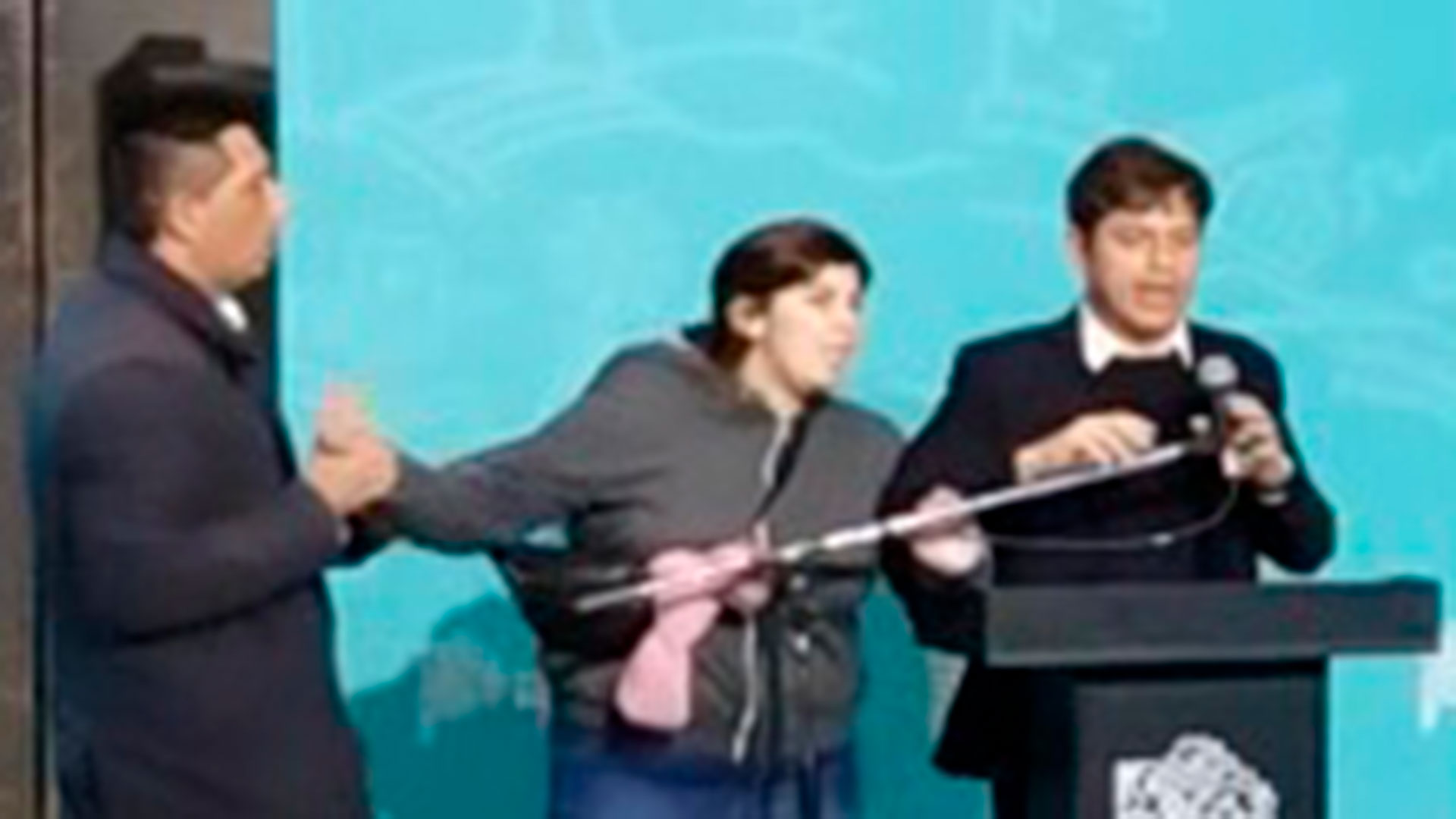 Incidente de seguridad en un acto de Axel Kicillof: una mujer subió al ...