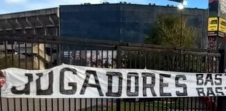 Colón, en desempate por descenso: una bandera apareció en la sede