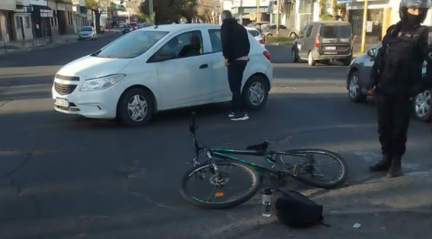 Ciclista fue atropellada por un auto y sufrió heridas de consideración ...