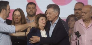 La foto de la derrota: el abrazo entre Mauricio Macri y Patricia Bullrich