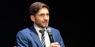 Pullaro insta a quienes lo acompañarán en la gestión a laborar sin privilegios, abogando por la austeridad y la honestidad en su enfoque de trabajo.