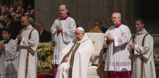 El papa Francisco celebró la misa de Nochebuena con un llamado a la paz
