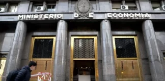 Luis Caputo lanza un canje de la deuda en pesos para la próxima semana